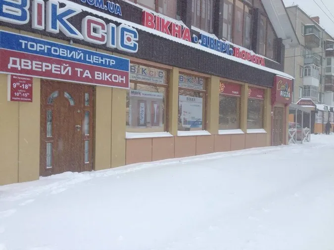 «Кому треба, той долізе»: як луцькі підприємці «чистяться» від снігу (фото)