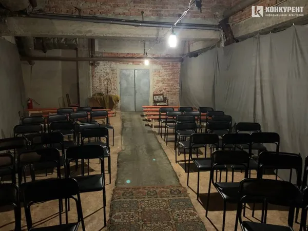 Імпровізована глядацька зала в укритті