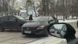На 40-му у Луцьку позашляховик втаранив Volvo (відео)