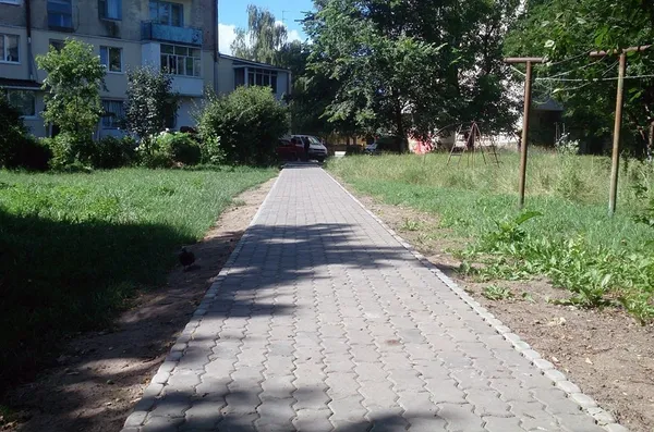 Вулиці Луцька облаштували пішохідними доріжками (фото)