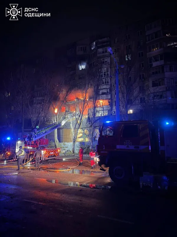 Людей шукають під завалами: показали страшні наслідки масованої атаки на Одесу (фото)