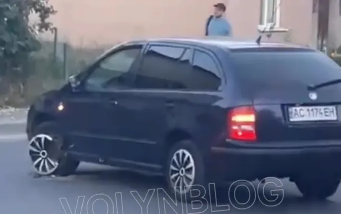 У центрі Луцька мотоцикліст в’їхав у легковик та втік, а потім повернувся