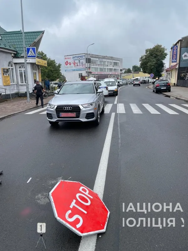 У центрі Володимира на переході збили жінку – вона в реанімації (фото)