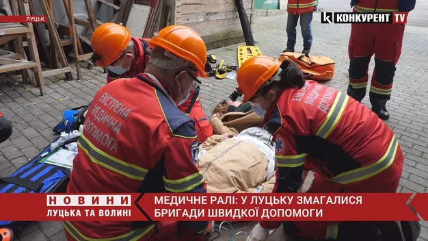 На Театральному майдані в Луцьку «рятували» гумового «самокатника» (фото, відео)