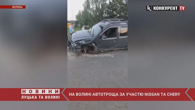 Потрощені авто: на Камінь-Каширщині Nissan в'їхав у припаркований Chery (відео)
