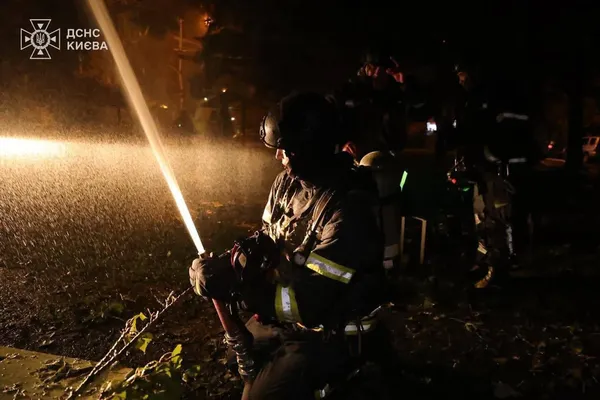 Двоє загиблих та п’ятеро постраждалих: у Києві влучання в житловий будинок, пошкоджено лікарню і гуртожиток