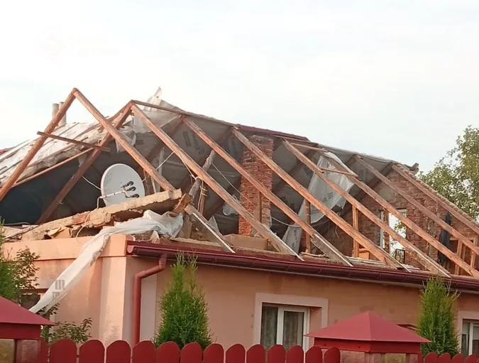 🌪️ Зривало дахи та нівечило будинки: рятувальники під Луцьком ліквідовують наслідки потужного буревію (фото)