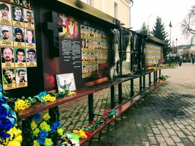 Поліція встановила причину загоряння Стели Героїв у Луцьку