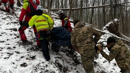 На Закарпатті ухилянт провалився у прірву, а родич покинув його у пастці (фото)