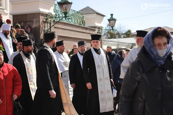 Зі сльозами та на колінах: Луцьк попрощався з трьома своїми Героями (фото, відео)