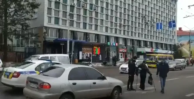 У Луцьку патрульні допомогли дідусеві безпечно перейти дорогу (відео)