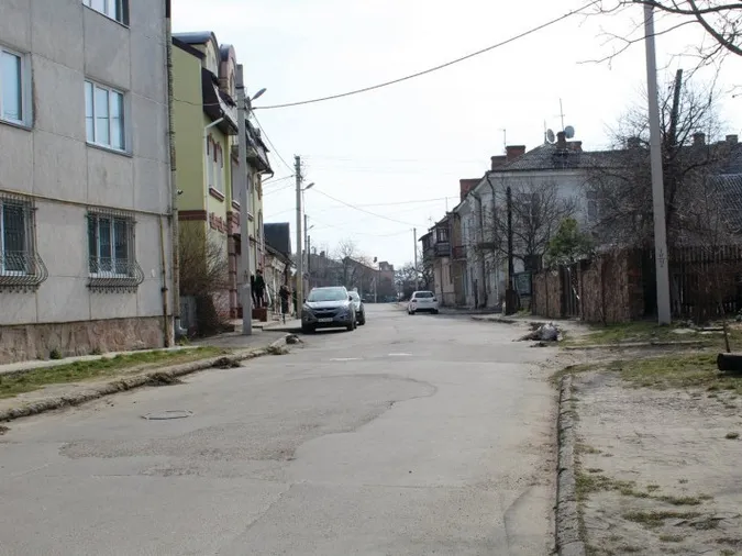 Чому у Луцьку руйнуються дороги
