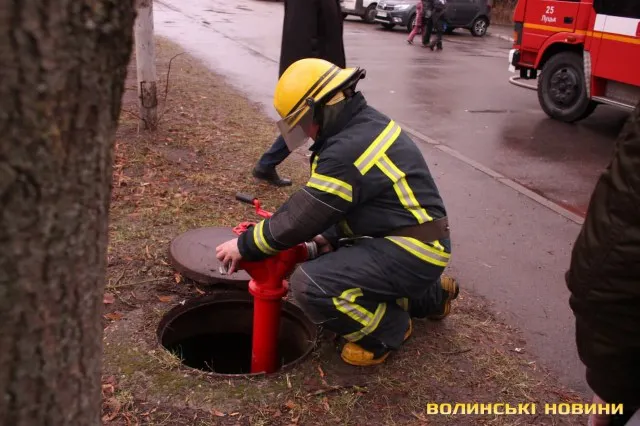 Три пожежні авто, «швидка» та поліція: у Луцьку горіла багатоповерхівка (фото, відео)