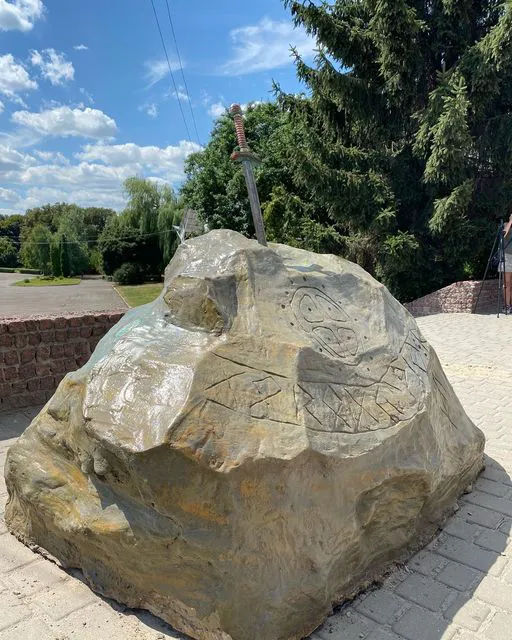 Спробуй витягни: у Володимирі встановили «Меч-звитяжець» (фото)