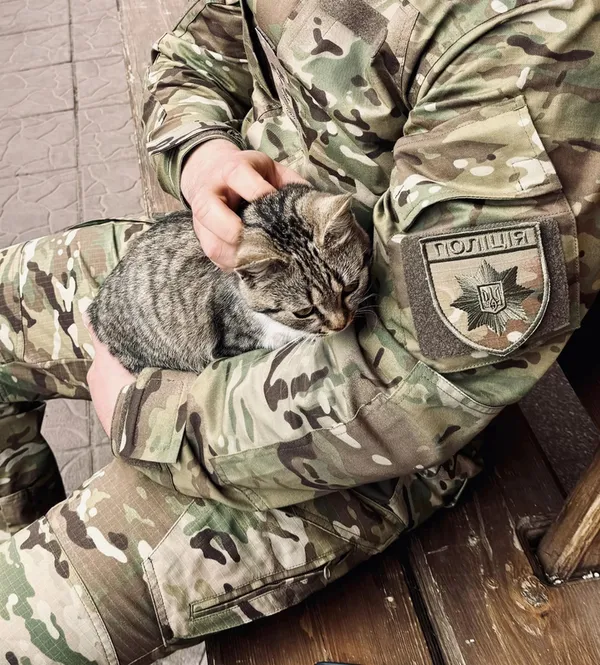 Показали чотирилапих «бійців», які живуть з волинськими поліцейськими на фронті (фото)
