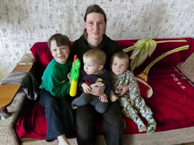 Чекають на поповнення: як живе матір-одиначка з 4 дітьми, якій лучанка Дружиніна купила будинок (відео)