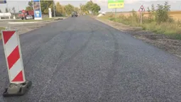 Біля Володимира водії зіпсували свіжоукладений асфальт (фото)