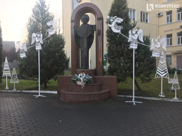 Біля Луцькради встановили чудернацьку ялинку (фото)