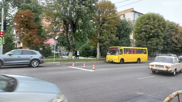 У Луцьку на Перемоги оновлюють розмітку – утворився затор (фото)
