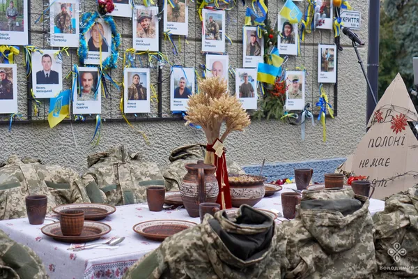 У Володимирі накрили символічний різдвяний стіл для полонених та зниклих безвісти (фото)