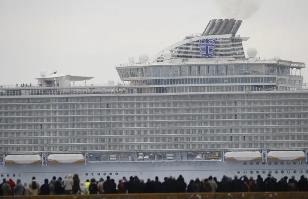 У Франції випробовують найбільший у світі круїзний лайнер, 70-метрової висоти