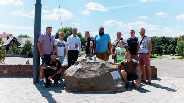 Спробуй витягни: у Володимирі встановили «Меч-звитяжець» (фото)