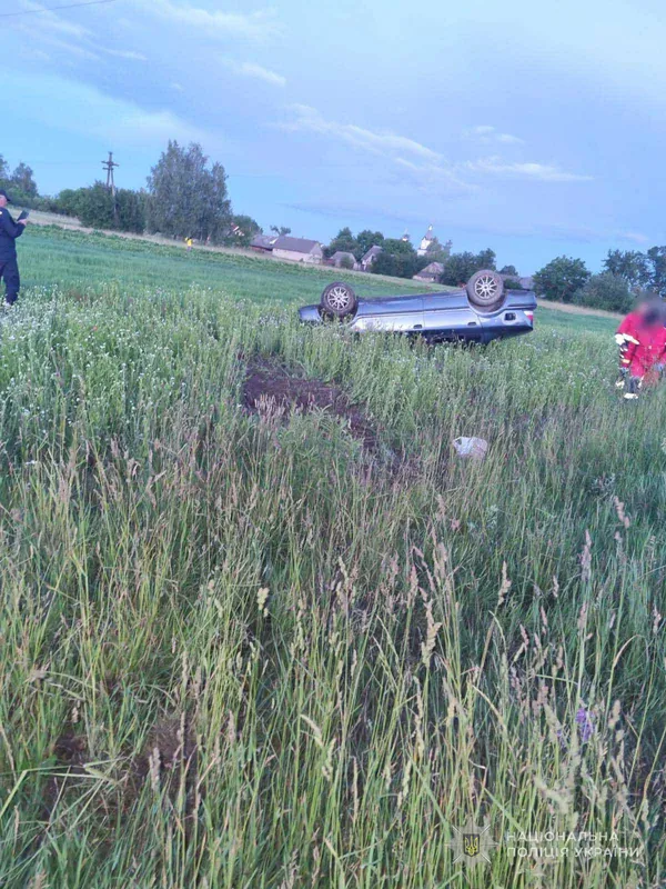 Автомобіль вилетів у поле та перекинувся: на Волині загинув 32-річний водій (фото)