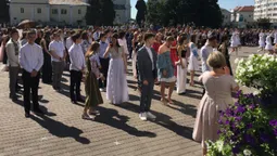 У центрі Луцька випускникам вручають медалі (фото, відео)