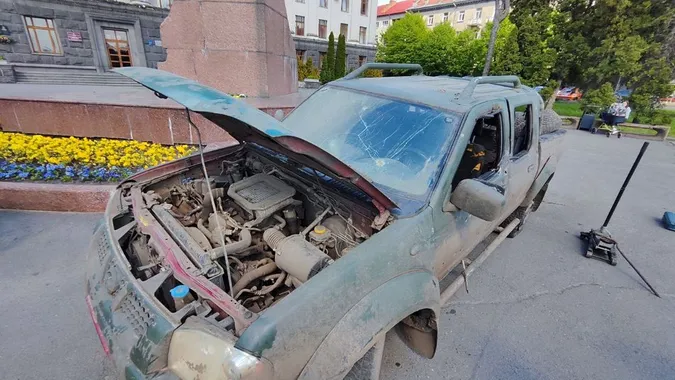 Збирають гроші на нове: у Луцьк привезли авто, обстріляне під Бахмутом (відео)