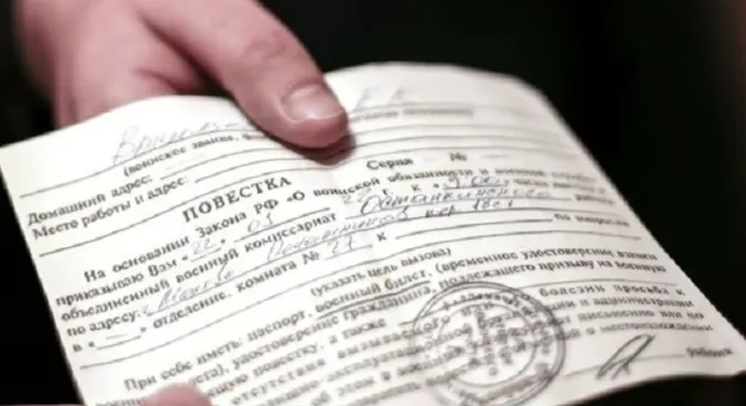 У Петербурзі на церемонії прийому російського громадянства мігрантам вручили повістки