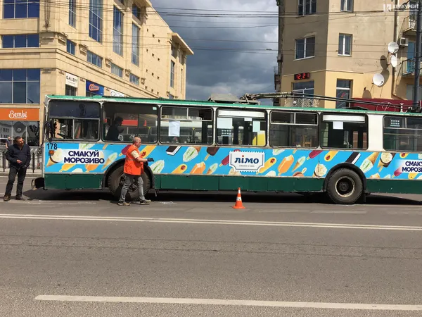 В центрі Луцька – аварія за участю тролейбуса (фото)