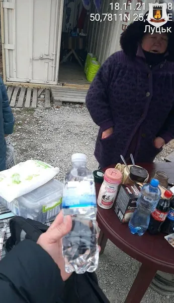 Сурогат під чебуреки: у Луцьку на авторинку прикрили «бар» просто неба (фото)