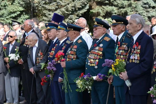 Мовчки та зі сльозами: у Луцьку вшанували пам'ять жертв Другої світової війни (фото)