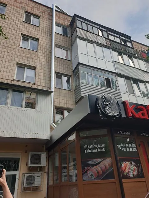 У Луцьку суші-бар встановив витяжку – мешканці будинку бояться обвалу (фото)