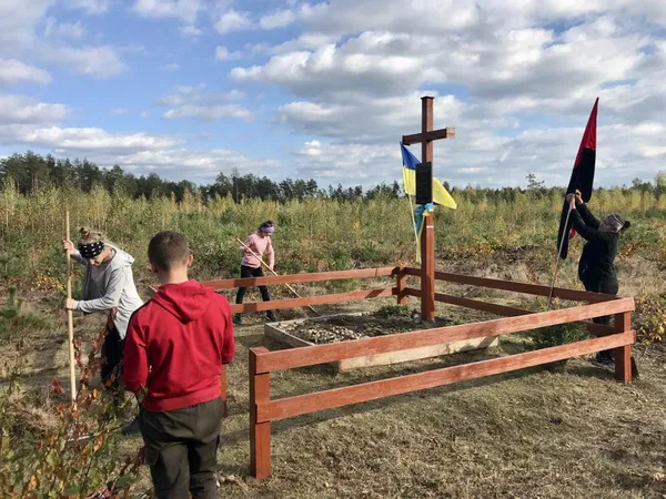 Волинські лісівники з дітьми впорядкували місце поховання 12 Героїв УПА (фото)