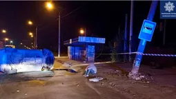 Авто перекинулося на бік: у Луцьку неповнолітній в'їхав у стовп (фото)