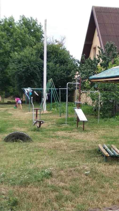 «Інженерний маразм»: на Задворецькій у Луцьку демонтували незаконні опори (відео)