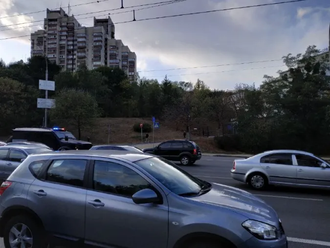 У Києві озброєний чоловік погрожував підірвати міст (оновлено, фото)