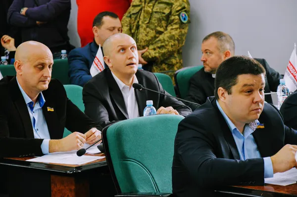 Микола Яручик, мабуть, задумався, як гарно подати свою майбутню промову