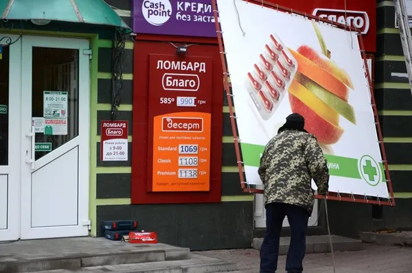 У Луцьку взялись за впорядкування вивісок (фото)