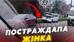 У Луцьку на Дубнівській – серйозна аварія: водій влетів у припарковане авто (відео)