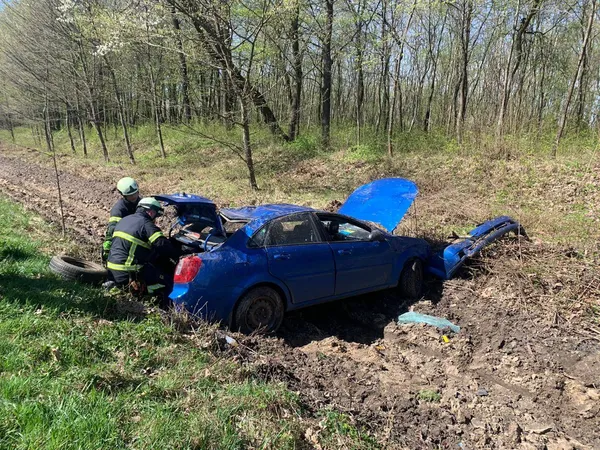 У Луцькому районі легковик злетів у кювет і декілька разів перекинувся (фото)
