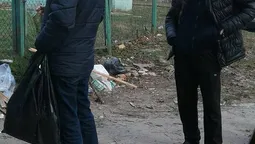 Луцькі муніципали впіймали розповсюджувачів дивної реклами (фото) 