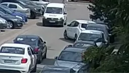У Луцьку водійка на «ніссані» «рознесла» припарковані автівки (відео)