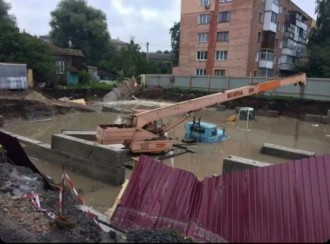 У Володимирі негода повалила дерева і затопила автомобілі (фото)