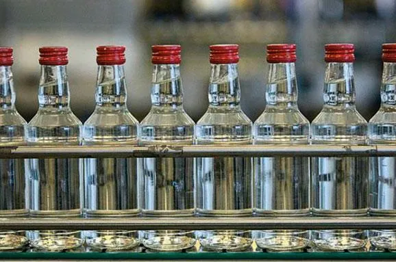 На складі в Сирниках лучанин «бодяжив» алкоголь