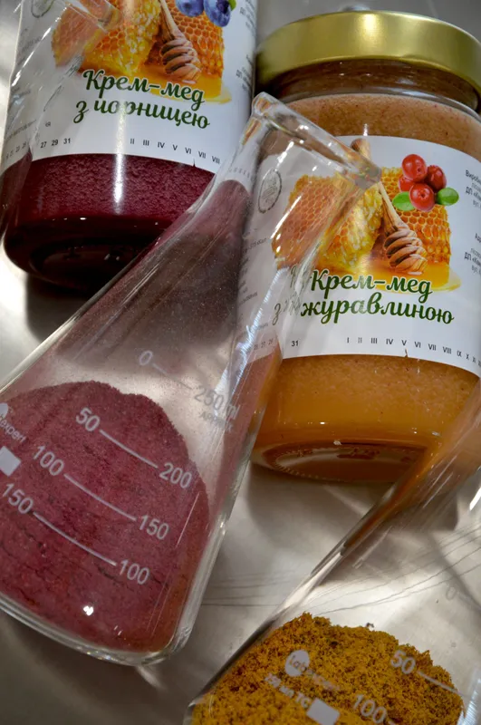 Волинські лісівники виготовляють мед з новими смаками (фото)