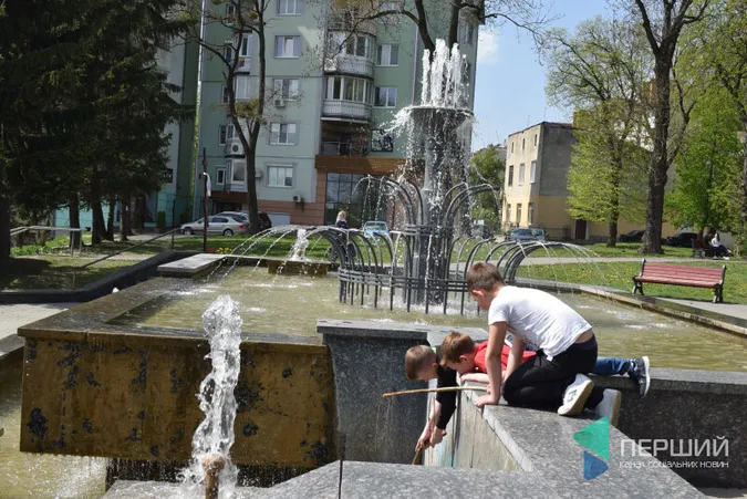 У Луцьку увімкнули фонтани до Великодня (фото)
