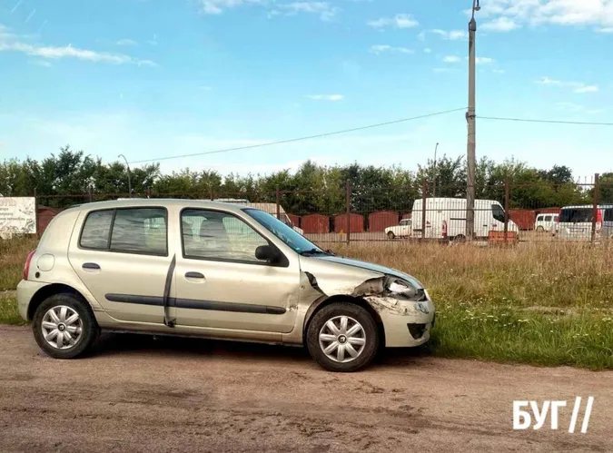 У Нововолинську біля заправки зіткнулися Volkswagen і Renault (фото)
