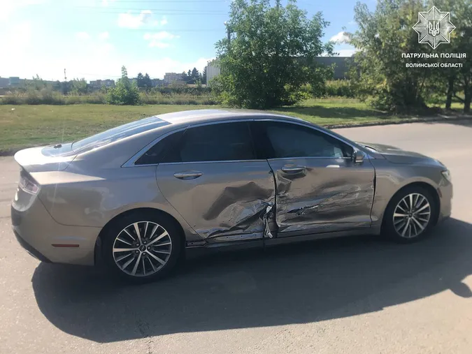 У Луцьку «чобіток» Volkswagen пом'яв люксовий Lincoln (фото)